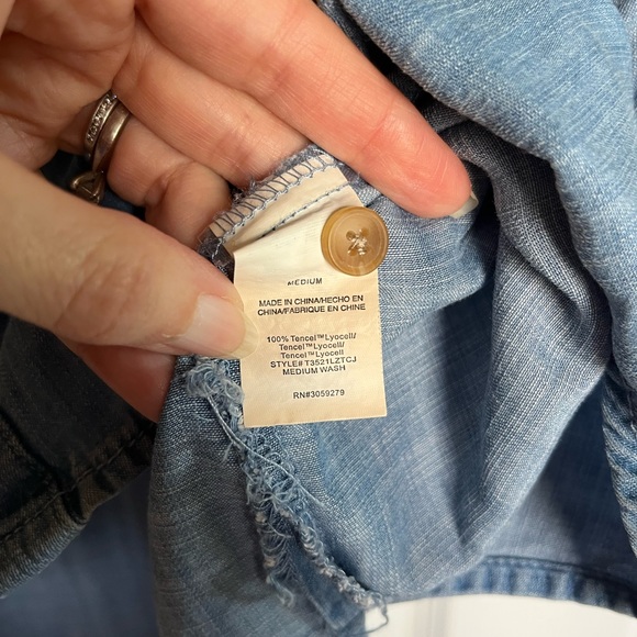 CJLA Ari button down size medium - Picture 4 of 4